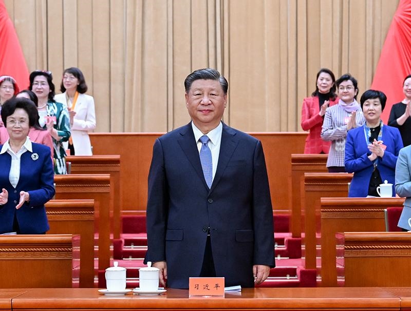 △2023年10月23日，中國婦女第十三次全國代表大會在北京人民大會堂開幕。這是習(xí)近平總書記在主席臺向與會代表致意。