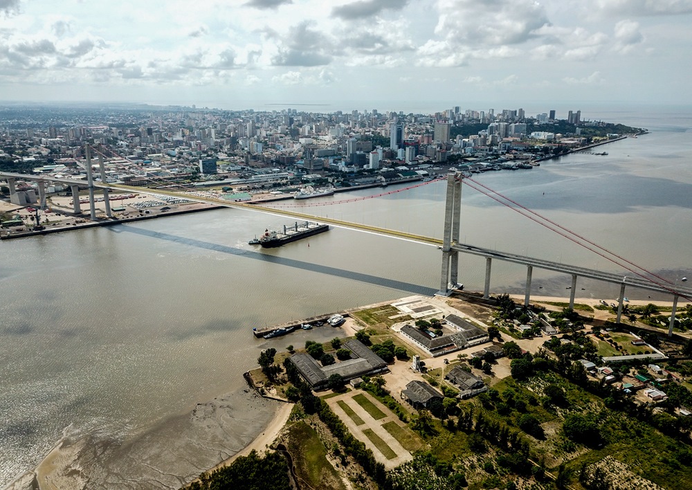 這是2019年4月8日在莫桑比克首都馬普托拍攝的馬普托大橋（無人機(jī)照片）。新華社記者 張宇 攝