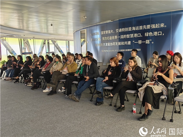 外媒記者探訪天津港北疆港區(qū)C段智能化集裝箱碼頭。人民網(wǎng)記者 符園園攝