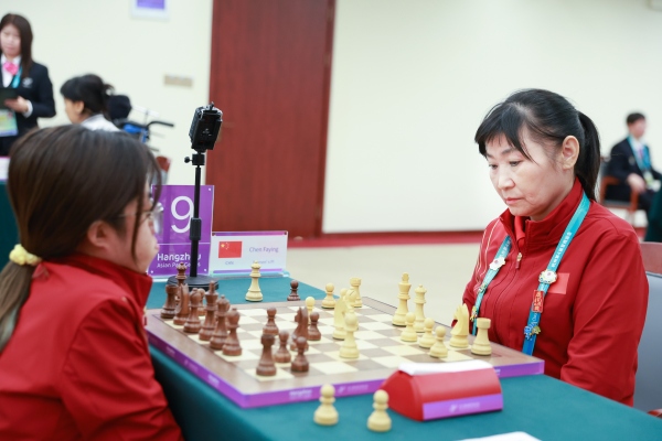 10月24日，杭州第4屆亞殘運(yùn)會(huì)國(guó)際象棋常規(guī)賽女子個(gè)人賽PI級(jí)第四輪舉行。圖為中國(guó)隊(duì)選手陳發(fā)英（右）、中國(guó)隊(duì)選手張?bào)愕言诒荣愔?。圖片來(lái)源：杭州亞殘組委