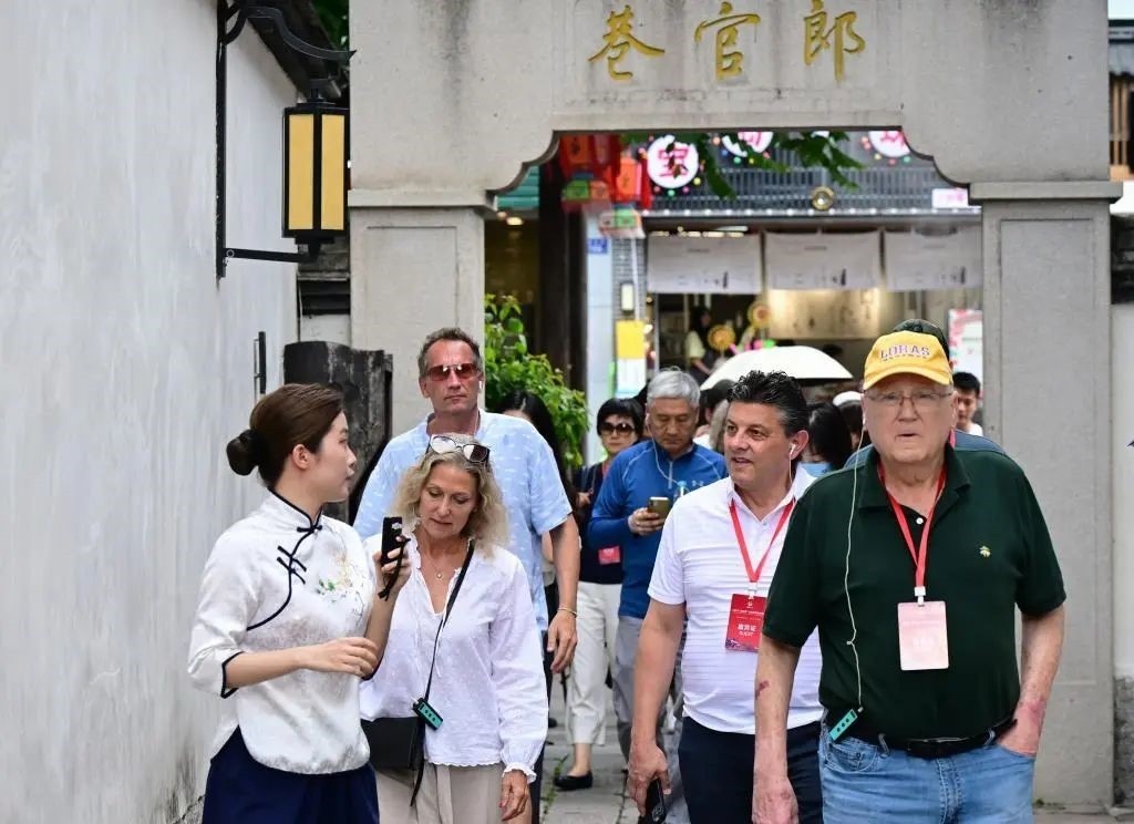 △2023年6月27日，“鼓嶺之友”部分成員和中美各界人士在福建福州南后街三坊七巷參觀訪問。
