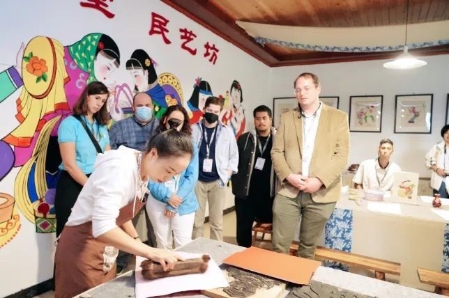 △美國席勒協(xié)會青年代表團(tuán)在四川感受中國傳統(tǒng)文化。