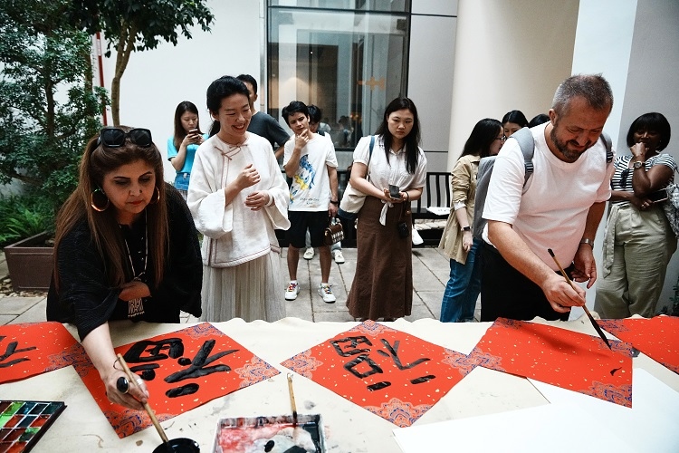 首屆國際傳播“絲路獎”獲獎代表等在廣州市荔灣區(qū)永慶坊參加文化交流活動。楊爍壁、王燕攝影報道