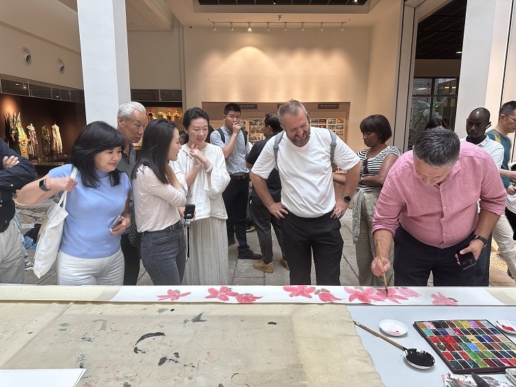 首屆國際傳播“絲路獎”獲獎代表等在廣州市荔灣區(qū)永慶坊參加文化交流活動。楊爍壁、王燕攝影報道