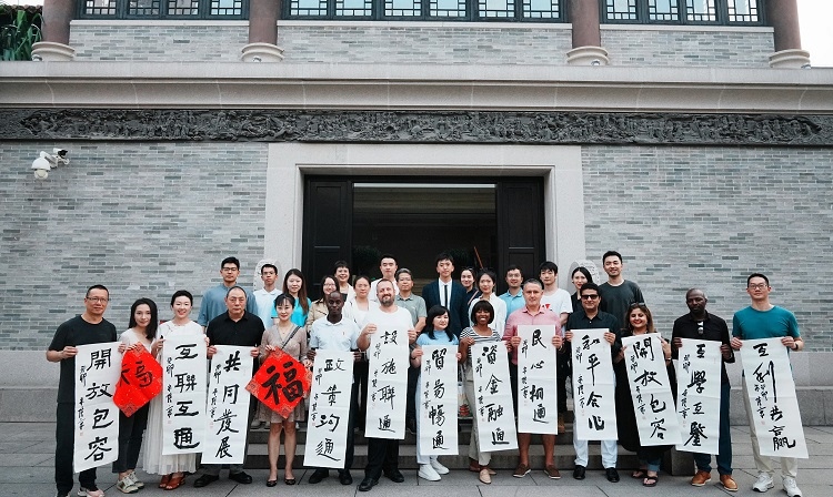 首屆國際傳播“絲路獎”獲獎代表等在廣州市荔灣區(qū)永慶坊參加文化交流活動。楊爍壁、王燕攝影報道