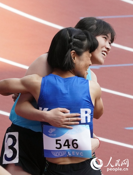 10月23日，杭州亞殘運會田徑女子200米T36級比賽結束后，中國體育代表團選手史逸婷(后)與韓國選手全珉彩相擁慶祝。人民網(wǎng)記者 胡雪蓉攝