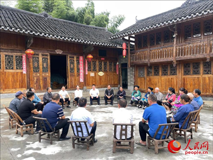 花垣縣石欄鎮(zhèn)朋巖村的院壩會。人民網(wǎng) 周靜圓攝