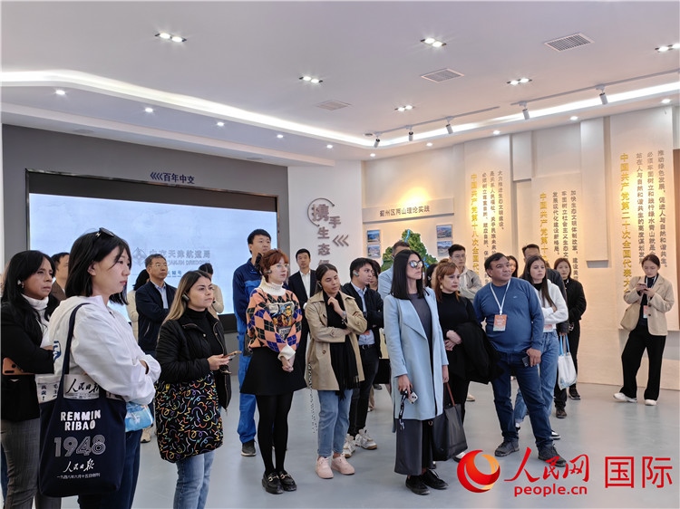 媒體記者探訪薊州礦山生態(tài)修復(fù)項(xiàng)目。人民網(wǎng)記者 符園園攝