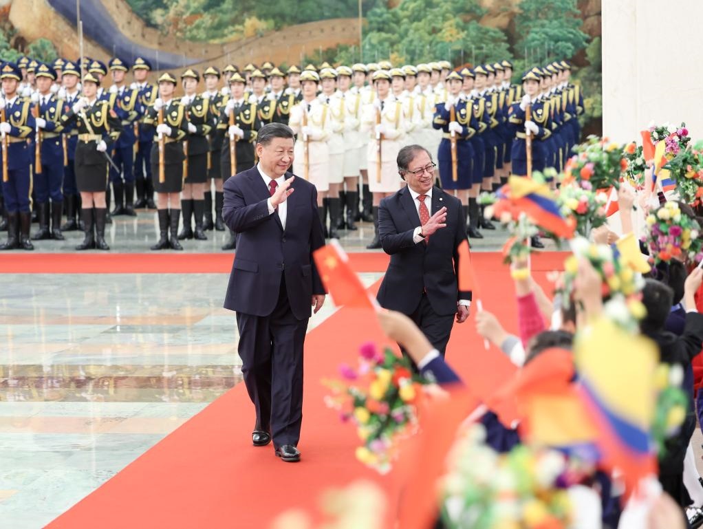 10月25日下午，國家主席習(xí)近平在北京人民大會(huì)堂同來華進(jìn)行國事訪問的哥倫比亞總統(tǒng)佩特羅舉行會(huì)談。這是會(huì)談前，習(xí)近平在人民大會(huì)堂北大廳為佩特羅舉行歡迎儀式。