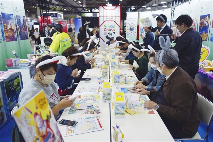 日本國際旅游博覽會中國展館北京非遺兔兒爺填色體驗工作坊。圖片由中國駐東京旅游辦事處提供