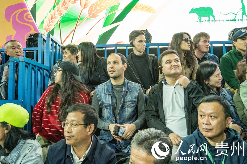 “村BA”決賽現(xiàn)場，看臺座無虛席。人民網 陽茜攝