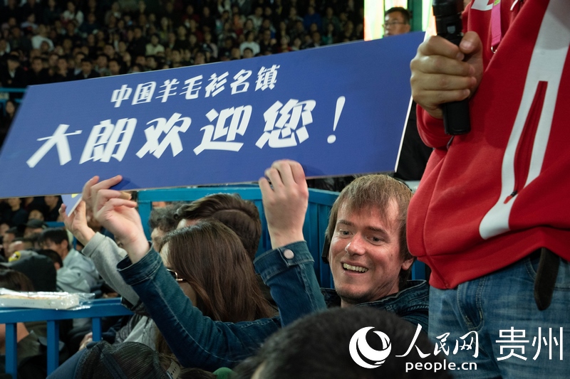 外媒記者舉起手牌為運動員加油。人民網 陽茜攝