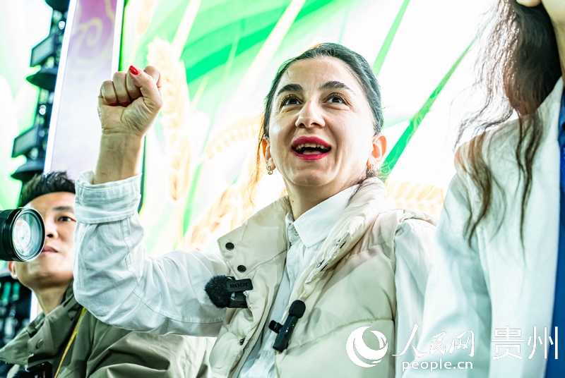 外媒記者在現(xiàn)場吶喊助威。人民網 陽茜攝