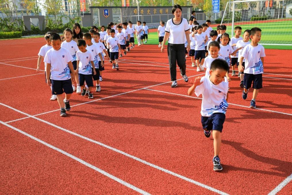 2023年9月，雄安史家胡同小學(xué)的學(xué)生們?cè)诓賵?chǎng)上活動(dòng)。新華社記者張鋮 攝