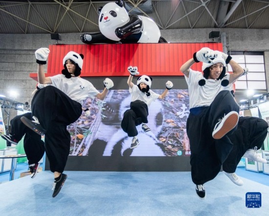  10月29日，街舞隊(duì)在日本大阪國際會(huì)展中心中國館表演街舞。新華社發(fā)（中國駐大阪旅游辦事處供圖）