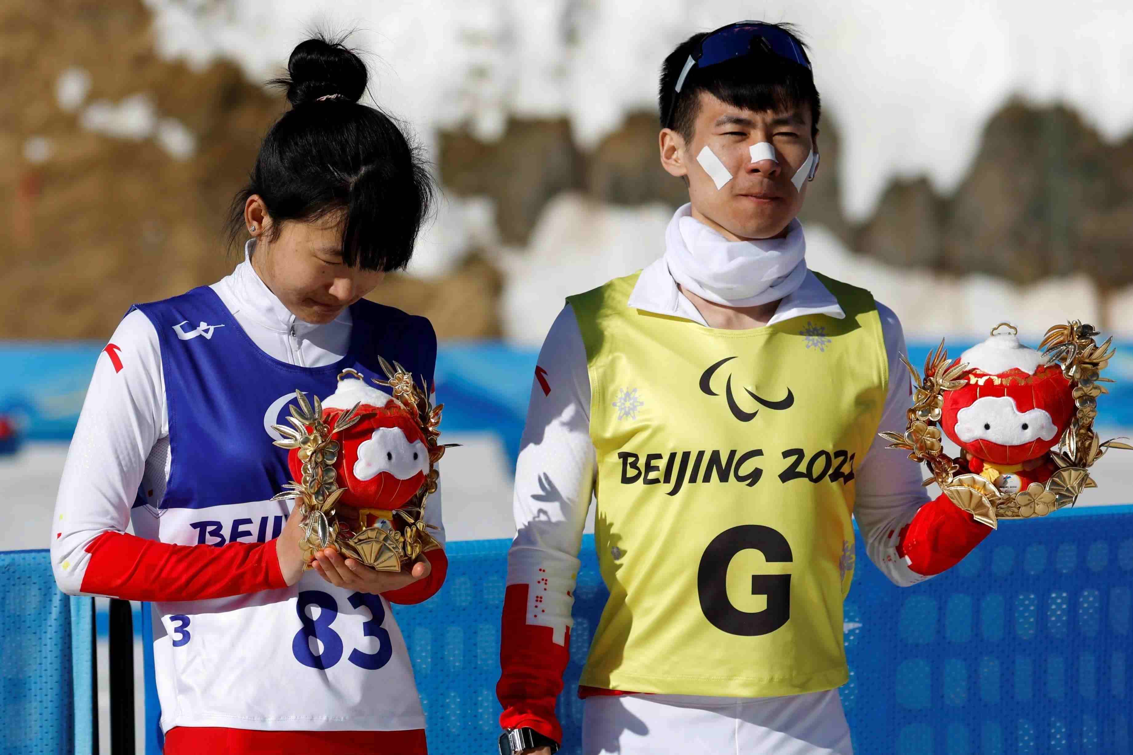 △2022年3月8日，在2022冬殘奧會殘奧冬季兩項女子中距離（視障）比賽中，中國選手王躍（左）獲季軍。