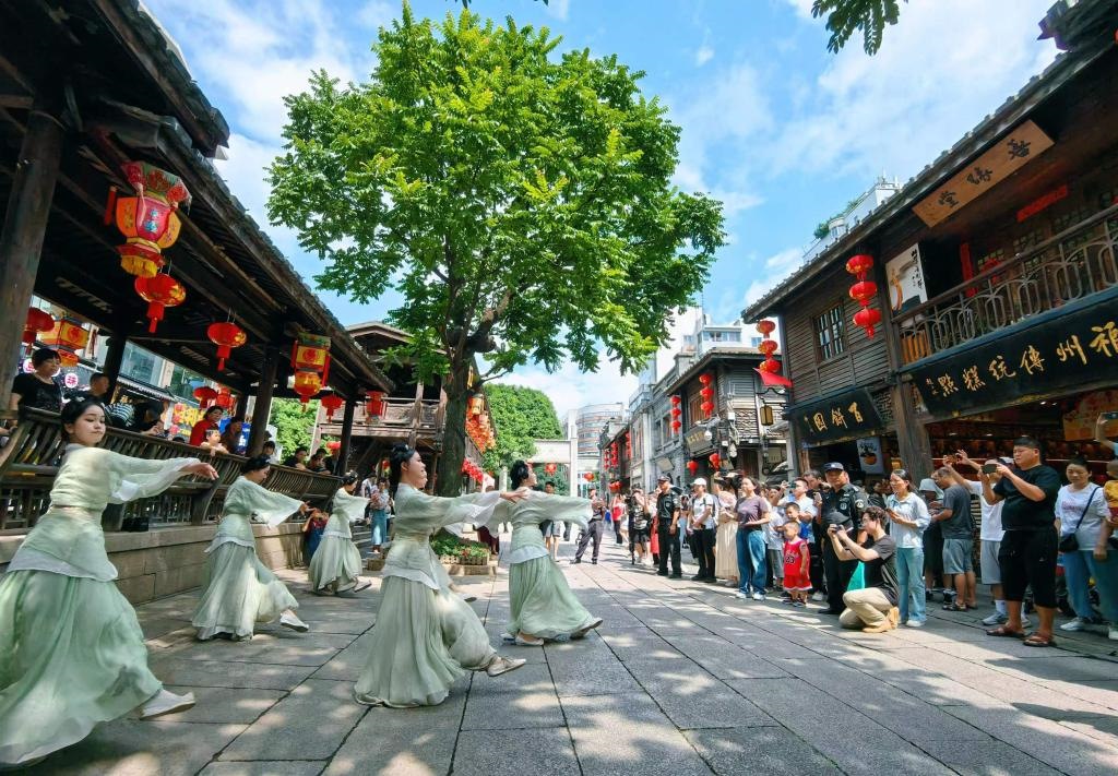 國(guó)慶節(jié)期間，福州市三坊七巷歷史文化街區(qū)上演《尋夢(mèng)閩都》快閃。新華社發(fā)