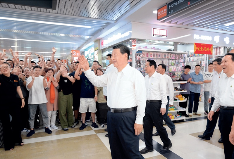 2023年9月20日至21日，中共中央總書記、國家主席、中央軍委主席習(xí)近平在浙江考察。這是20日上午，習(xí)近平在義烏國際商貿(mào)城考察時，同商戶親切交流。 新華社記者 李學(xué)仁/攝