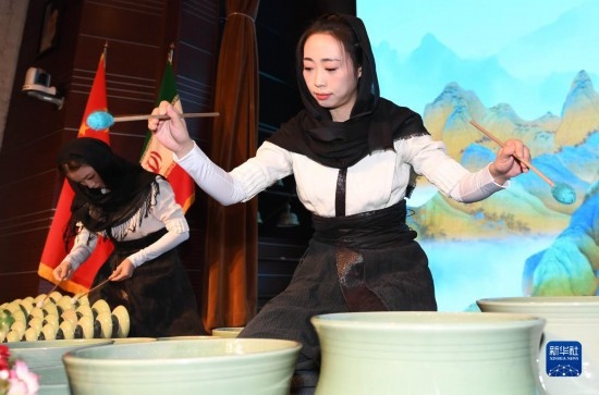 10月30日，演員在伊朗德黑蘭伊朗國(guó)家藝術(shù)科學(xué)院舉行的“青風(fēng)海上來(lái)”浙江青瓷巡禮開幕式暨“萬(wàn)象中國(guó)·天下寧波”寧波文旅推介會(huì)開幕式上表演。新華社記者 沙達(dá)提 攝