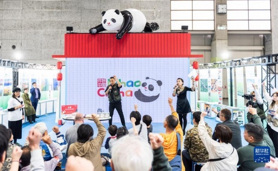  10月29日，游客在日本大阪國際會(huì)展中心中國館參與中國旅游知識問答活動(dòng)。新華社發(fā)（中國駐大阪旅游辦事處供圖）