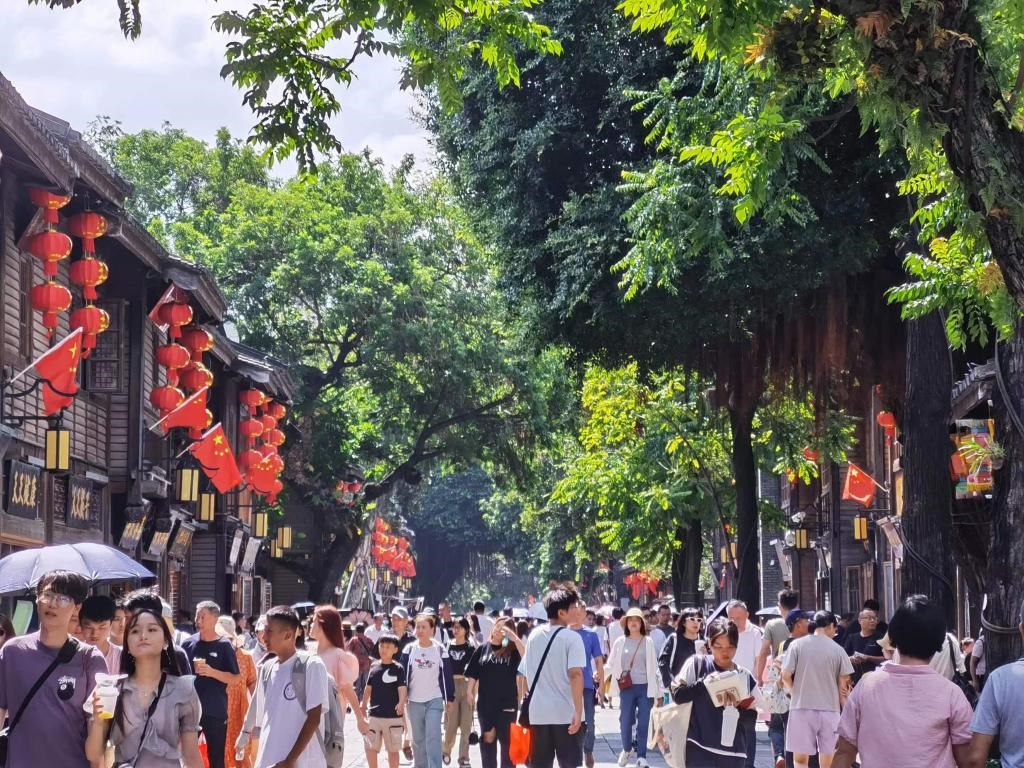 國(guó)慶節(jié)期間，三坊七巷歷史文化街區(qū)游人如織。新華社發(fā)