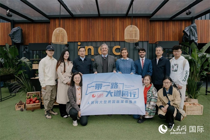 在烏拉圭第118屆普拉多牧農(nóng)業(yè)國際博覽會上，烏拉圭國家肉類協(xié)會主席與人民網(wǎng)記者合影。人民網(wǎng)記者 張若涵攝