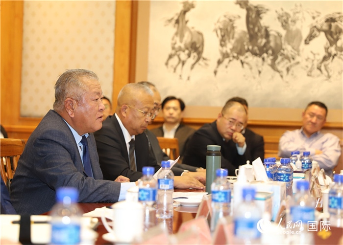 2.2023年10月30日，張義波（左一）會(huì)長(zhǎng)匯報(bào)商會(huì)工作情況。人民網(wǎng)記者 霍文攝