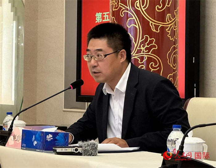 10月31日，歐美同學會副秘書長滕劍峰在第五屆中法文化論壇媒體吹風會上講話。（人民網(wǎng) 謝瑩攝）