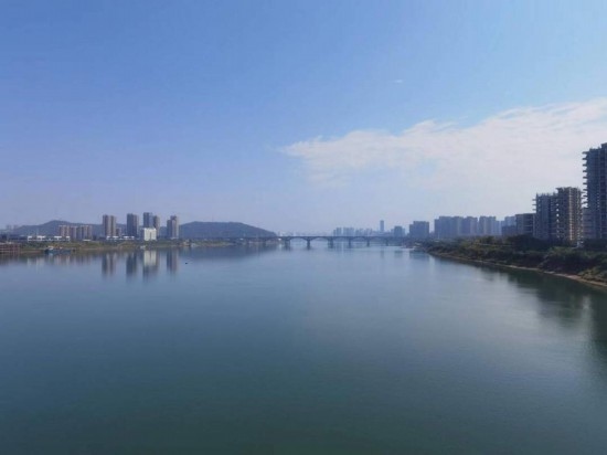 10月24日，在清水塘大橋景觀通道上拍攝的湘江景色。本報(bào)記者 常雯宜攝