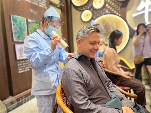  （外媒記者體驗艾灸。中國經濟周刊記者 郭志強 攝）