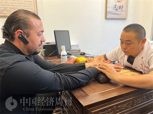 （外媒記者走進中醫(yī)堂，問診中醫(yī)名師。中國經濟周刊記者 郭志強攝）