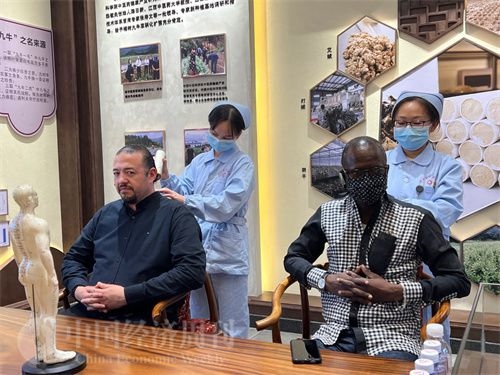  （外媒記者爭先恐后體驗艾灸，直呼神奇。中國經濟周刊記者 郭志強 攝）
