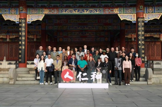 2023“一帶一路”媒體合作論壇聯(lián)合采訪團參觀仁和集團。（受訪者供圖）