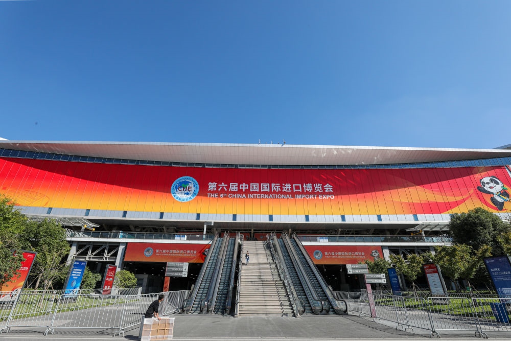 這是第六屆進(jìn)博會(huì)場(chǎng)館國家會(huì)展中心（上海）外景（2023年11月2日攝）。新華社記者 辛夢(mèng)晨 攝