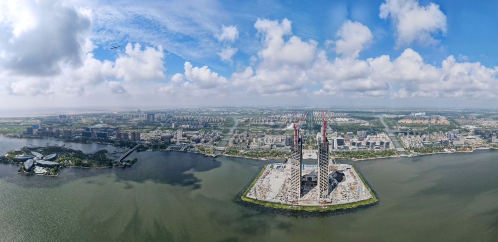 空中俯瞰中國（上海）自由貿(mào)易試驗(yàn)區(qū)臨港新片區(qū)，左上為東海大橋，前為建設(shè)中的中銀金融中心大樓（2023年9月6日攝，無人機(jī)照片）。新華社記者 方喆 攝