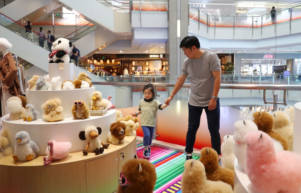 2023年11月2日，顧客在溫暖駝品牌專柜內(nèi)選購。連續(xù)六年參加進(jìn)博會(huì)的秘魯羊駝制品品牌溫暖駝在上海市中心商場(chǎng)開設(shè)了專柜。新華社記者 方喆 攝