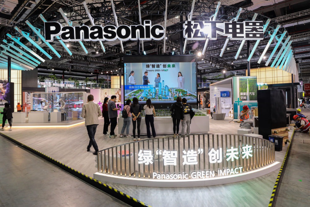 2023年11月2日，工作人員在進(jìn)博會(huì)松下電器展位做準(zhǔn)備工作。新華社記者 辛夢(mèng)晨 攝
