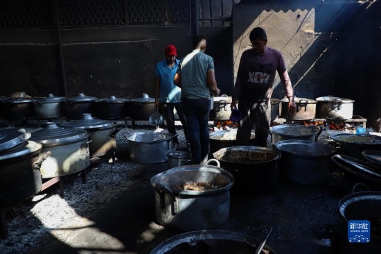 11月3日，在加沙地帶南部城市拉法，人們在煤氣中斷后用柴火做飯。新華社發(fā)（里澤克·阿卜杜勒賈瓦德攝）
