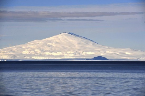 羅斯海沿岸的火山。新華社記者 張建松 攝