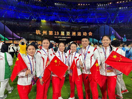 杭州亞運會閉幕式上，教練李紅（右三）和隊員們合影（左二為龔莉）。受訪者供圖