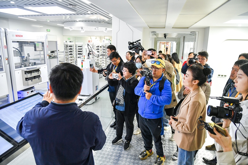 2023年10月16日，第三屆“一帶一路”國際合作高峰論壇新聞中心組織中外記者采訪。記者在中德大廈內(nèi)的博世未來工廠展區(qū)參觀，了解其高質(zhì)量創(chuàng)新發(fā)展成果。
