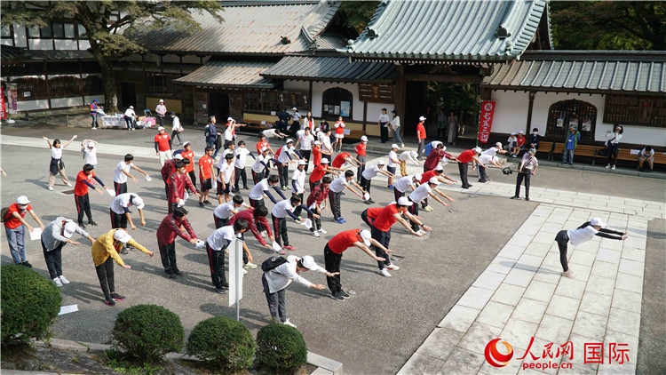 開(kāi)跑前，中日青少年一起做熱身運(yùn)動(dòng)。人民網(wǎng) 蔣曉辰攝