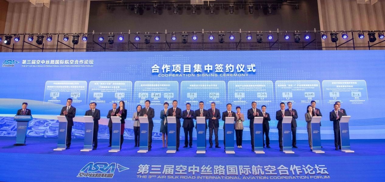 圖為7個(gè)國內(nèi)外合作項(xiàng)目現(xiàn)場簽約。人民網(wǎng)記者 唐宋攝
