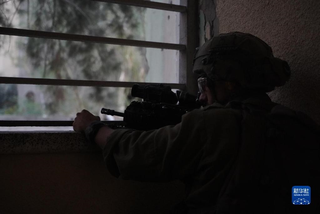 這張以色列國(guó)防軍11月9日發(fā)布的照片顯示，以軍地面部隊(duì)在加沙城進(jìn)行軍事行動(dòng)。新華社發(fā)