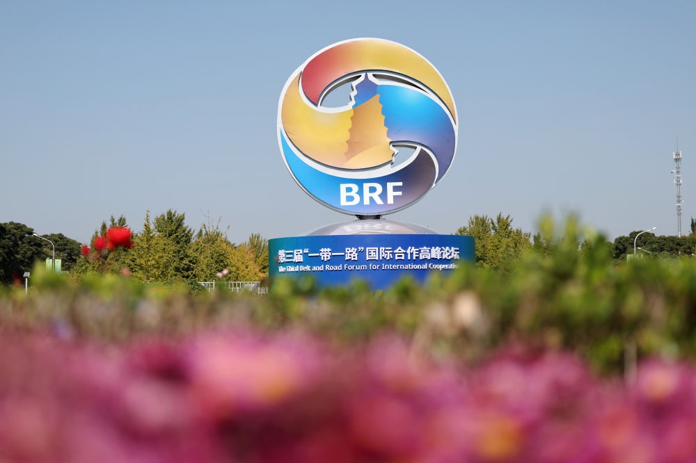 這是在北京市北土城路附近拍攝的“一帶一路”國(guó)際合作高峰論壇景觀布置（2023年10月16日攝）。第三屆“一帶一路”國(guó)際合作高峰論壇于10月17日至18日在北京舉行。新華社記者 陳斌 攝