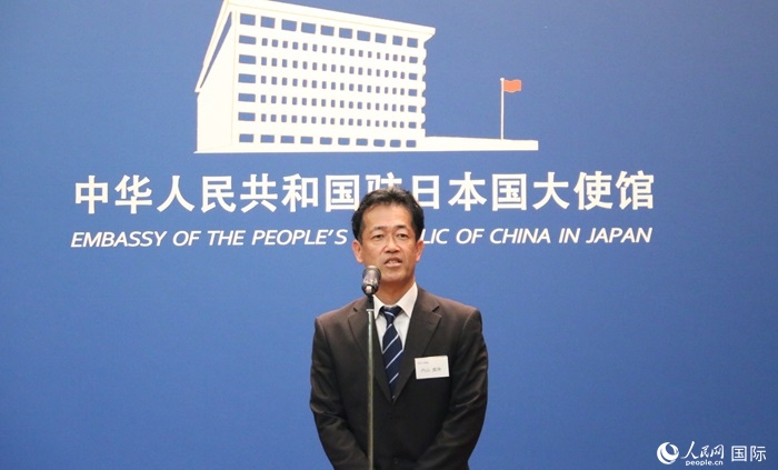 導(dǎo)師代表、東京大學(xué)教授內(nèi)山真伸發(fā)表致辭。人民網(wǎng) 許可攝