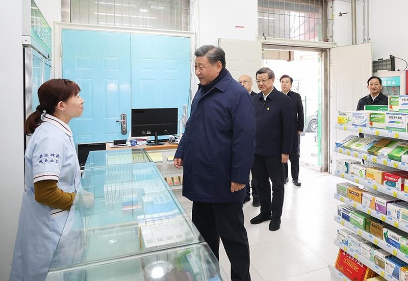 2023年11月10日，習(xí)近平總書記在河北保定涿州市永濟(jì)秀園小區(qū)門口藥店，了解經(jīng)營恢復(fù)情況。