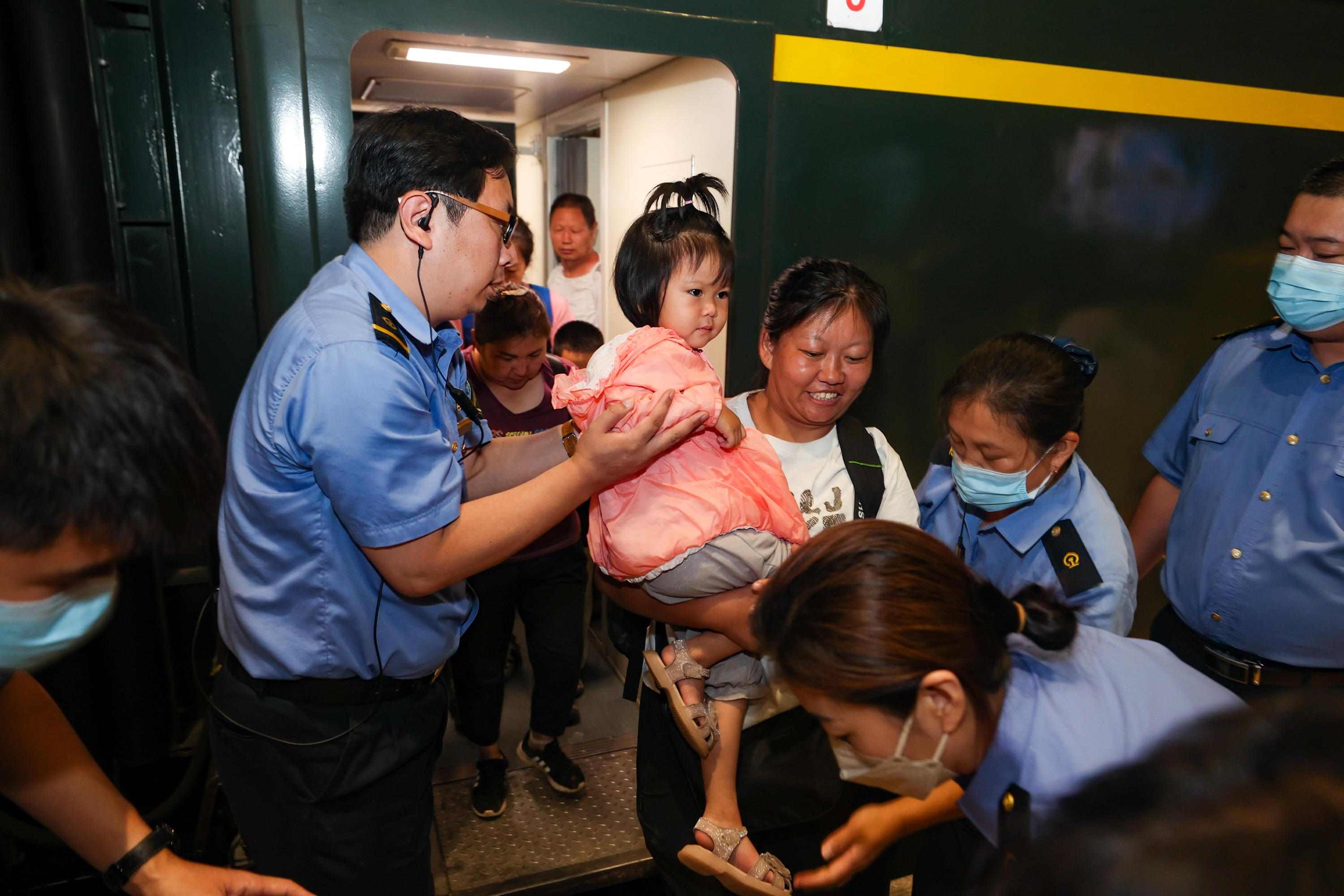 2023年8月2日，因強(qiáng)降雨被困的K396次列車第二批近500名旅客在救援隊(duì)的一路護(hù)送下，徒步五個(gè)小時(shí)抵達(dá)妙峰山鎮(zhèn)水峪嘴村。稍作休整后，他們乘坐臨時(shí)旅客列車前往北京豐臺(tái)站。
