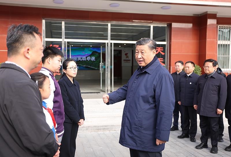 2023年11月10日，習(xí)近平總書記在北京門頭溝妙峰山民族學(xué)校，親切慰問因公犧牲烈士家屬。
