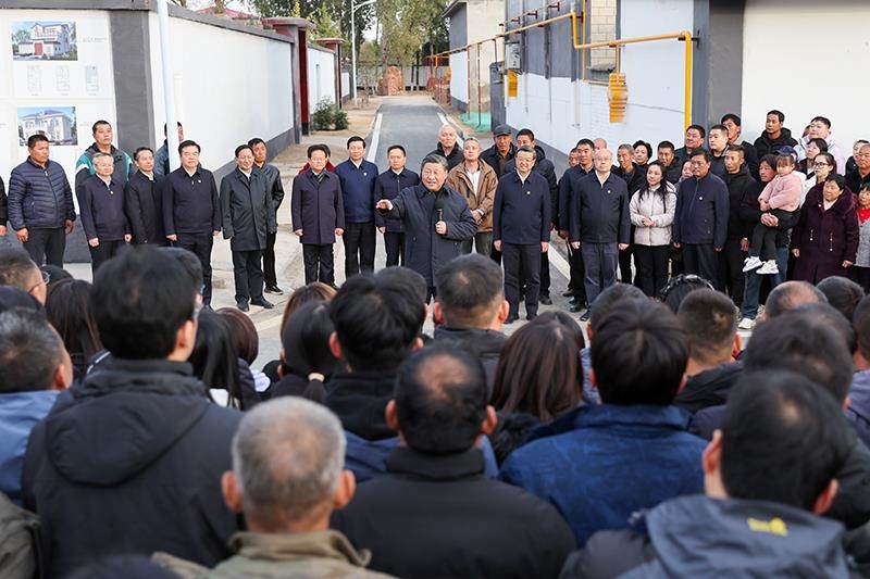 2023年11月10日，習(xí)近平總書記在河北保定涿州市萬全莊村考察時(shí)，同村民們親切交流。